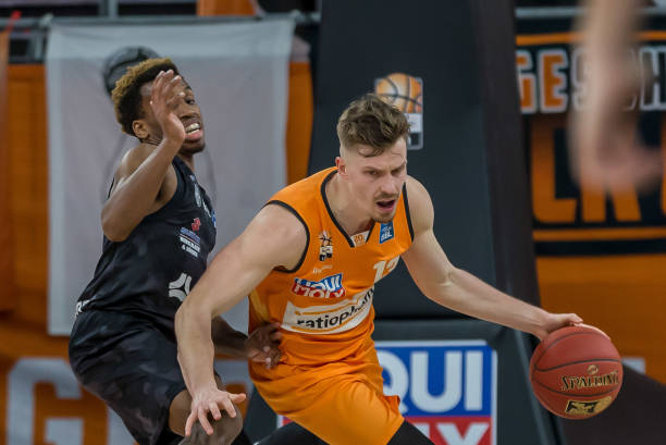 运赛场上屡 运赛场上屡